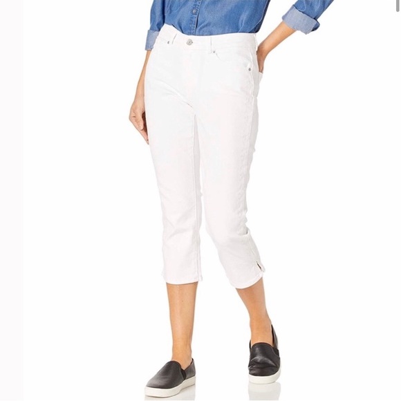 Levi's Denim - Levi’s Classic Capri with White Embroidery NWOT